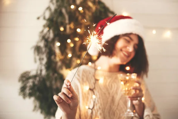 Happy New Year eve party. Sparkler burning in hand of stylish ha — Stock Photo, Image