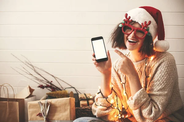 Reindeer boynuzları smilin ile şenlikli gözlük şık mutlu kız