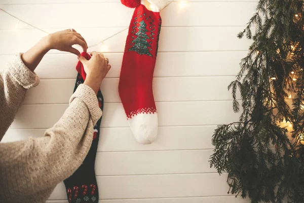 Snygg tjej i mysig tröja dekorera rum för julen semest — Stockfoto