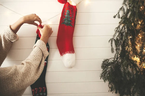 Menina elegante em camisola acolhedora sala de decoração para Natal holid — Fotografia de Stock