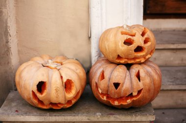Şehir sokakta korkutucu yüzler ile Pumpkins, tatil dekorasyon 