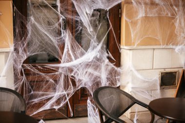 Şehir sokakta bina cephesinde Spooky örümcek ağı, tatil ara