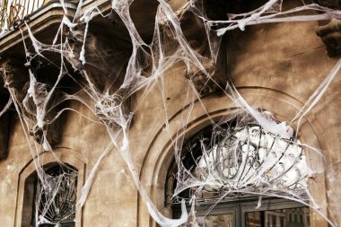 Şehir sokakta bina cephesinde Spooky örümcek ağı, tatil ara