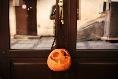 Hediye ver yoksa karışmam. Şehir sokakta korkutucu yüzler ile Pumpkins, Tati