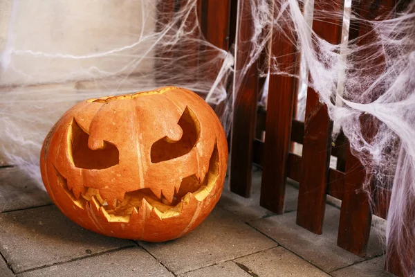 Halloween ulicy wystrój. Jack o latarnia dynia i pajęczyna w — Zdjęcie stockowe