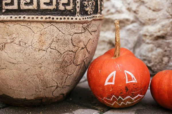 Výzdoba Halloweenské ulice. Jack o lucerny v městské ulici, — Stock fotografie