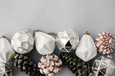 Gri ışık arka plan üzerinde Noel vintage beyaz süsler Kazık 
