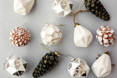 Gri ışık arka plan üzerinde Noel vintage beyaz süsler Kazık 