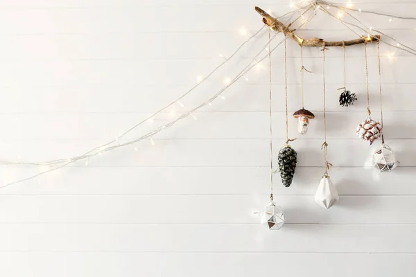 Weihnachten Vintage Spielzeug Hängt Holzzweig Weißer Wand Mit Festlichen Lichtern — Stockfoto