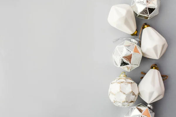 Куча Рождественских Винтажных Белых Украшений Сером Фоне — стоковое фото