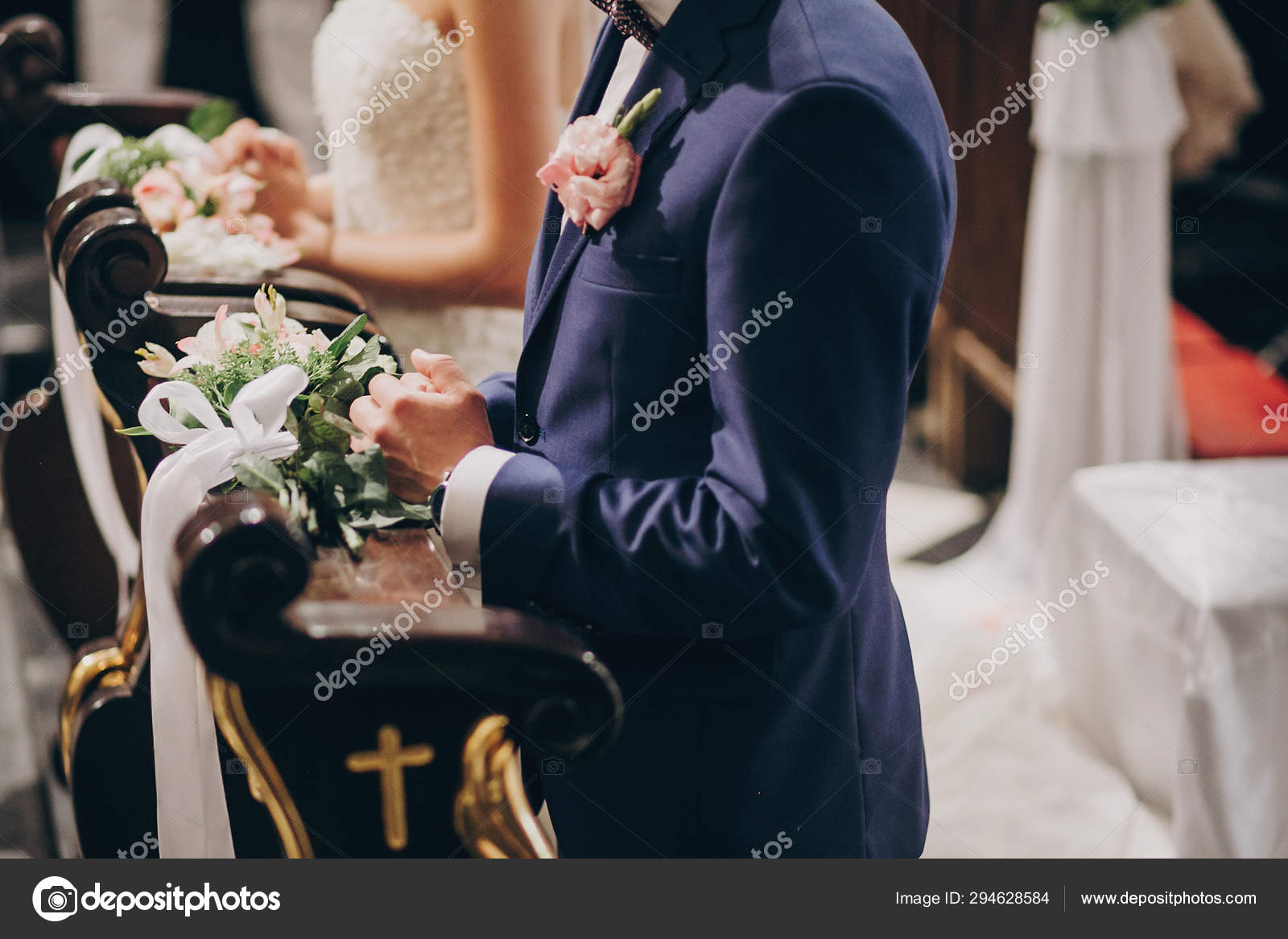 Elegante pareja de boda de pie en la iglesia para el matrimonio