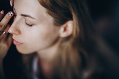 Güzel mutlu gelin onu makyaj profesyonel ma tarafından yapılan alıyorum