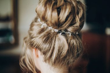 Modern saç bedi. Güzel mutlu gelin saçlarını yaptırıyor 