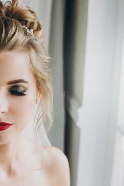 Yumuşak ışık nea poz inanılmaz makyaj ile şık mutlu gelin