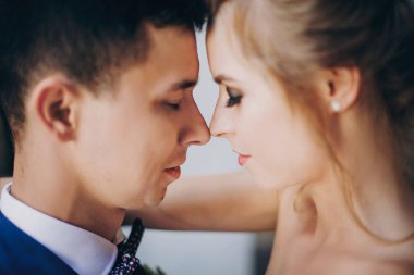 Şık gelin ve damat Avrupa şehir caddesinde nazikçe kucaklayan