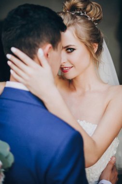 Şık gelin ve damat yavaşça güneşli Avrupa kenti st sarılma