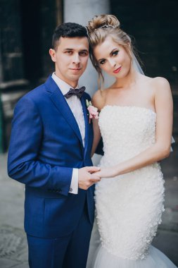 Şık gelin ve damat yavaşça güneşli Avrupa şehir str poz