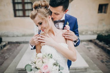 Şık damat şehvetli güneşli europea onun mutlu gelin öpüşme