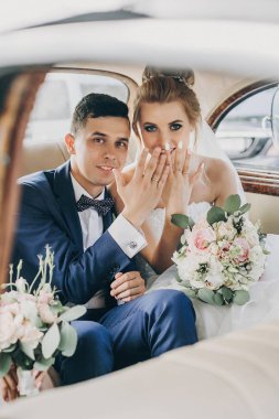 Daha yeni evlendim. Şık mutlu gelin ve damat w ile elleri gösteren