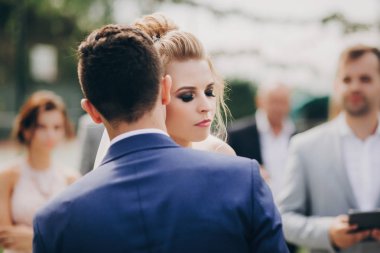 Şık gelin ve damat yavaşça evlilik yakınında evlilik sırasında sarılma