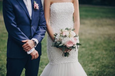 Düğün koridorda w ayakta buket ve damat ile şık gelin