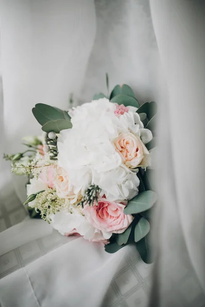 Stylová moderní svatební kytice na bílém Tyl v měkkém světle v h — Stock fotografie
