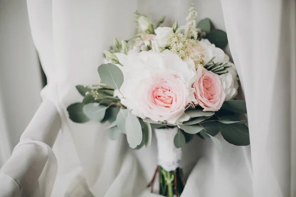 Élégant bouquet de mariage moderne sur tulle blanc en lumière douce en h — Photo