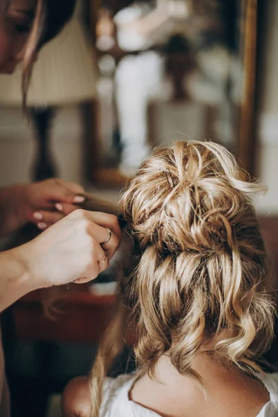 Bela noiva feliz recebendo seu cabelo feito pelo cabelo profissional — Fotografia de Stock