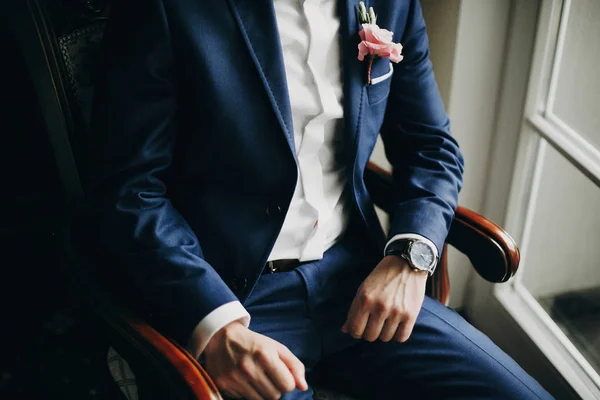 Elegante novio en traje azul, con pajarita y boutonniere con pi — Foto de Stock