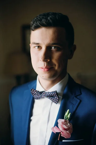 Стильний щасливий наречений у блакитному костюмі, з краваткою і бутоньєркою р — стокове фото