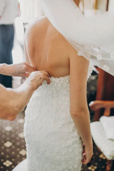Sposa elegante vestirsi in abito moderno con damigelle d'onore un — Foto Stock