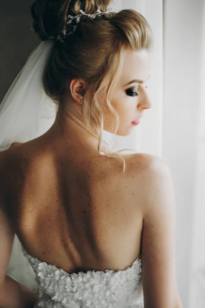 Berpose pengantin dalam cahaya lembut dekat balkon jendela di hotel — Stok Foto