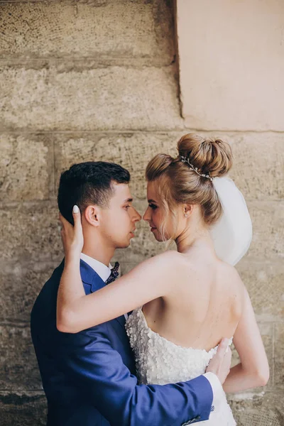 Şık gelin ve damat yavaşça güneşli Avrupa kenti st sarılma — Stok fotoğraf