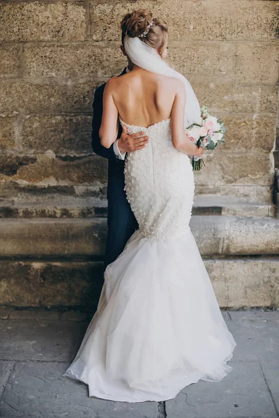 Wunderschönes Hochzeitspaar, das sich im Alter sinnlich umarmt — Stockfoto