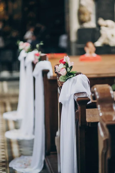 Décor de mariage élégant de bancs en bois dans l'église pour sainte matri — Photo