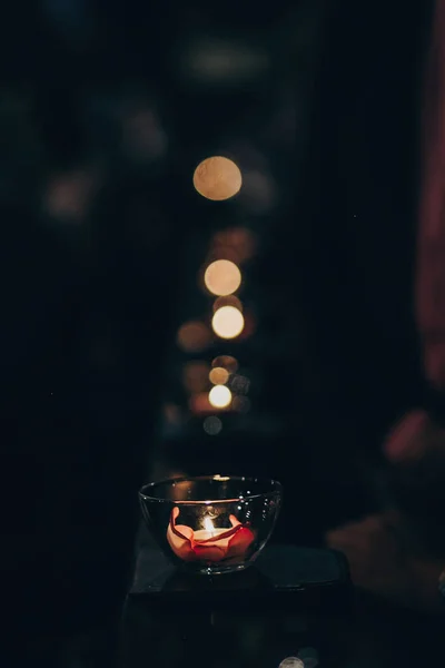 Velas luz em vidro no altar de madeira ou banco na igreja em hol — Fotografia de Stock