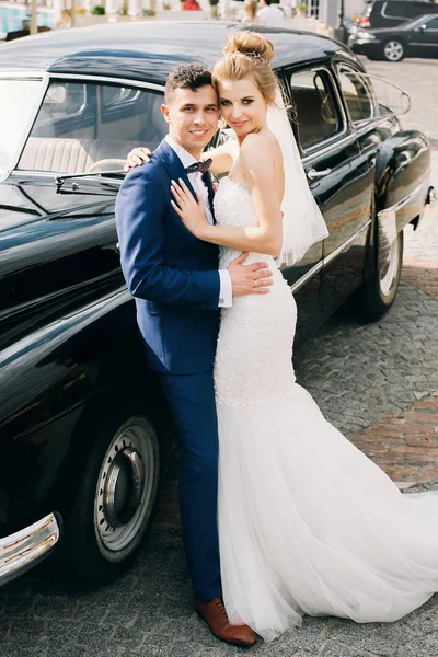 Snygg lycklig brud och brudgum poserar på gamla retro bil. Underbara — Stockfoto