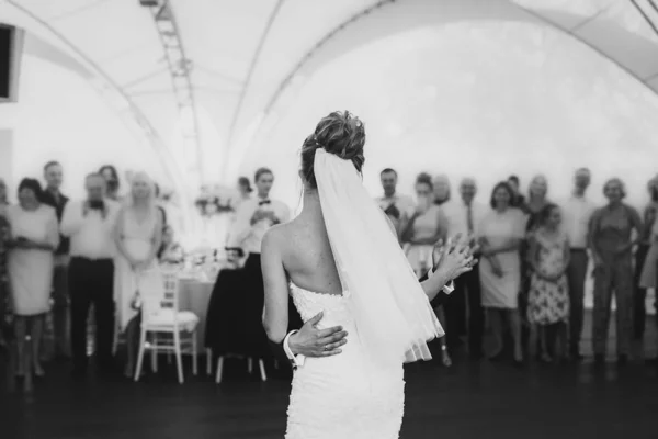 Elegante noiva feliz e noivo suavemente dançando na recepção do casamento — Fotografia de Stock