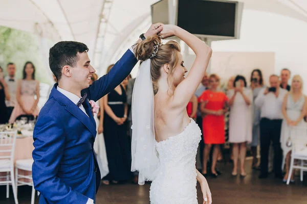 Stílusos boldog menyasszony és a vőlegény óvatosan táncolnak esküvői szállodáb — Stock Fotó