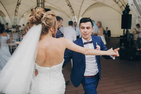 Noiva feliz elegante e noivo se divertindo e dançando no casamento — Fotografia de Stock