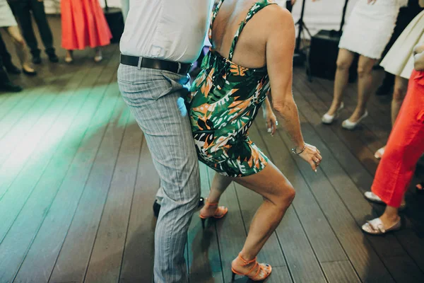 Mutlu olgun çift düğün de dans. St kırpılmış görünümü