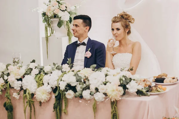 Стильна наречена і наречена сидять разом в красивій рожевій центрі — стокове фото