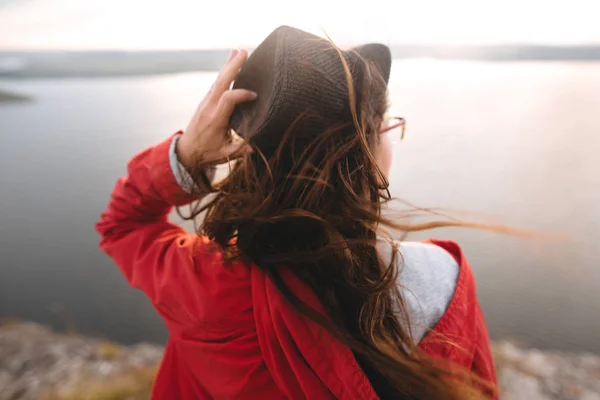 Reisenden Mädchen mit windigen Haaren mit Hut und Blick auf den Abend — Stockfoto