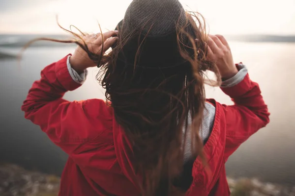 Reisenden Mädchen mit windigen Haaren mit Hut und Blick auf den Abend — Stockfoto