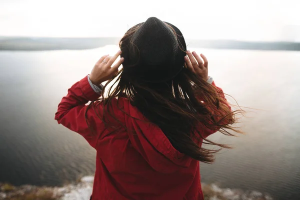 Reisenden Mädchen mit windigen Haaren mit Hut und Blick auf den Abend — Stockfoto