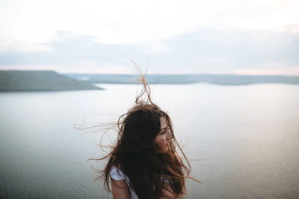 Reisenden Mädchen mit windigen Haaren entspannen auf dem Gipfel des Felsberges, — Stockfoto
