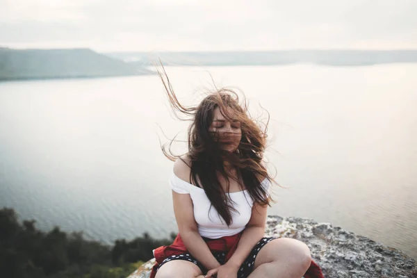 Seyahat ve Meditasyon. Rüzgarlı saçlı Hipster kız oturan ve — Stok fotoğraf