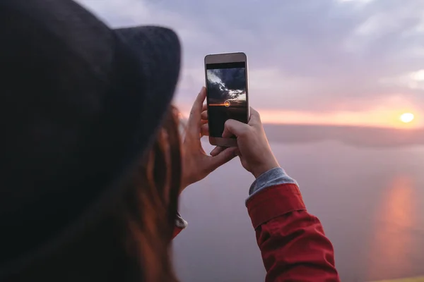 Путешественница хипстер девушка держит телефон и фотографирует beautifu — стоковое фото