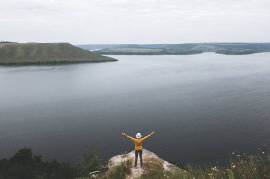 Sargılı hipster genç kaya moun üstüne duran