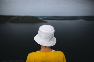 Sargılı hipster genç kaya moun üstüne duran